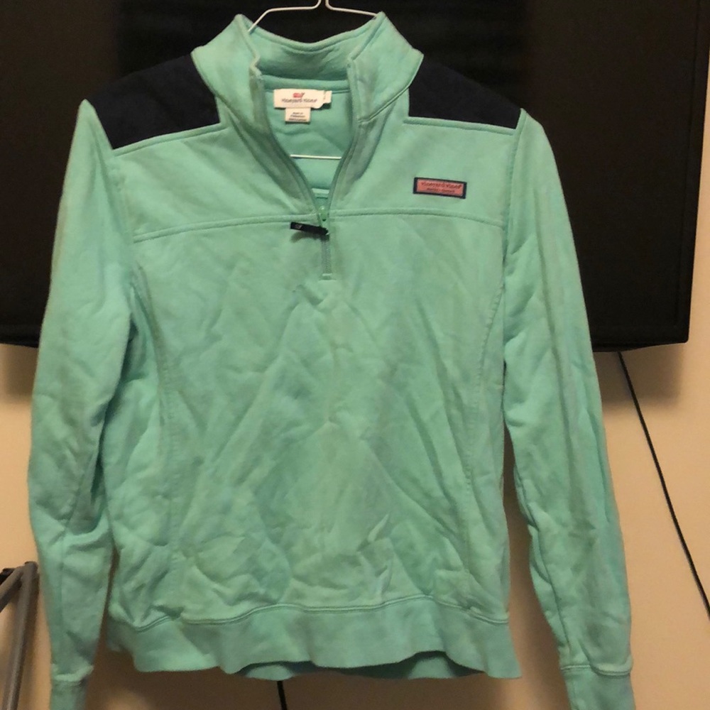 Vineyard vines pull over L ( FITS LIKE MEDIUM)